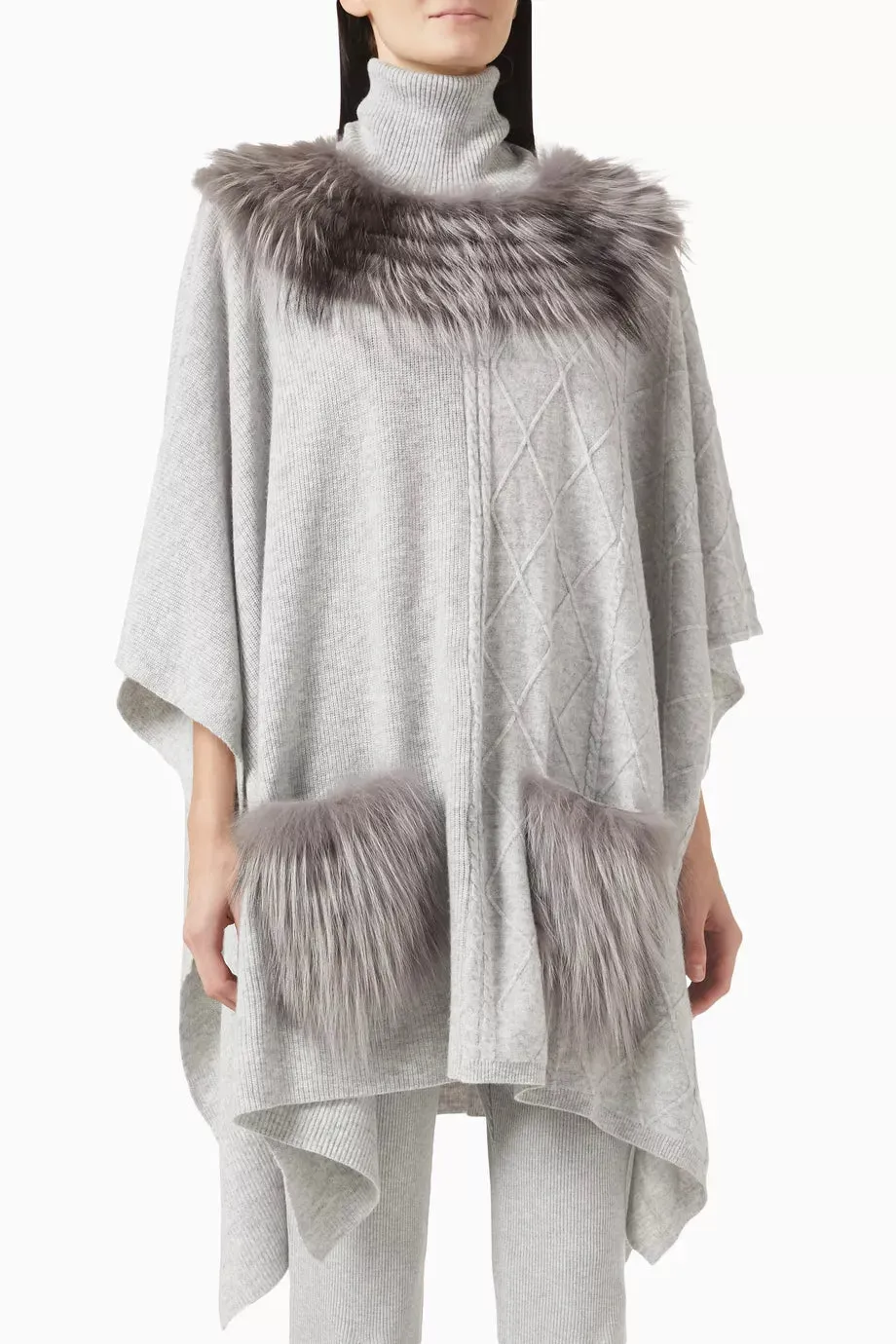 CABLE KNIT PONCHO WITH FUR NECKLINE AND POCKETS IN FOG