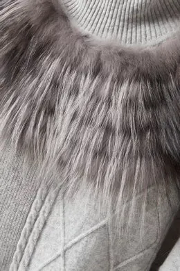 CABLE KNIT PONCHO WITH FUR NECKLINE AND POCKETS IN FOG