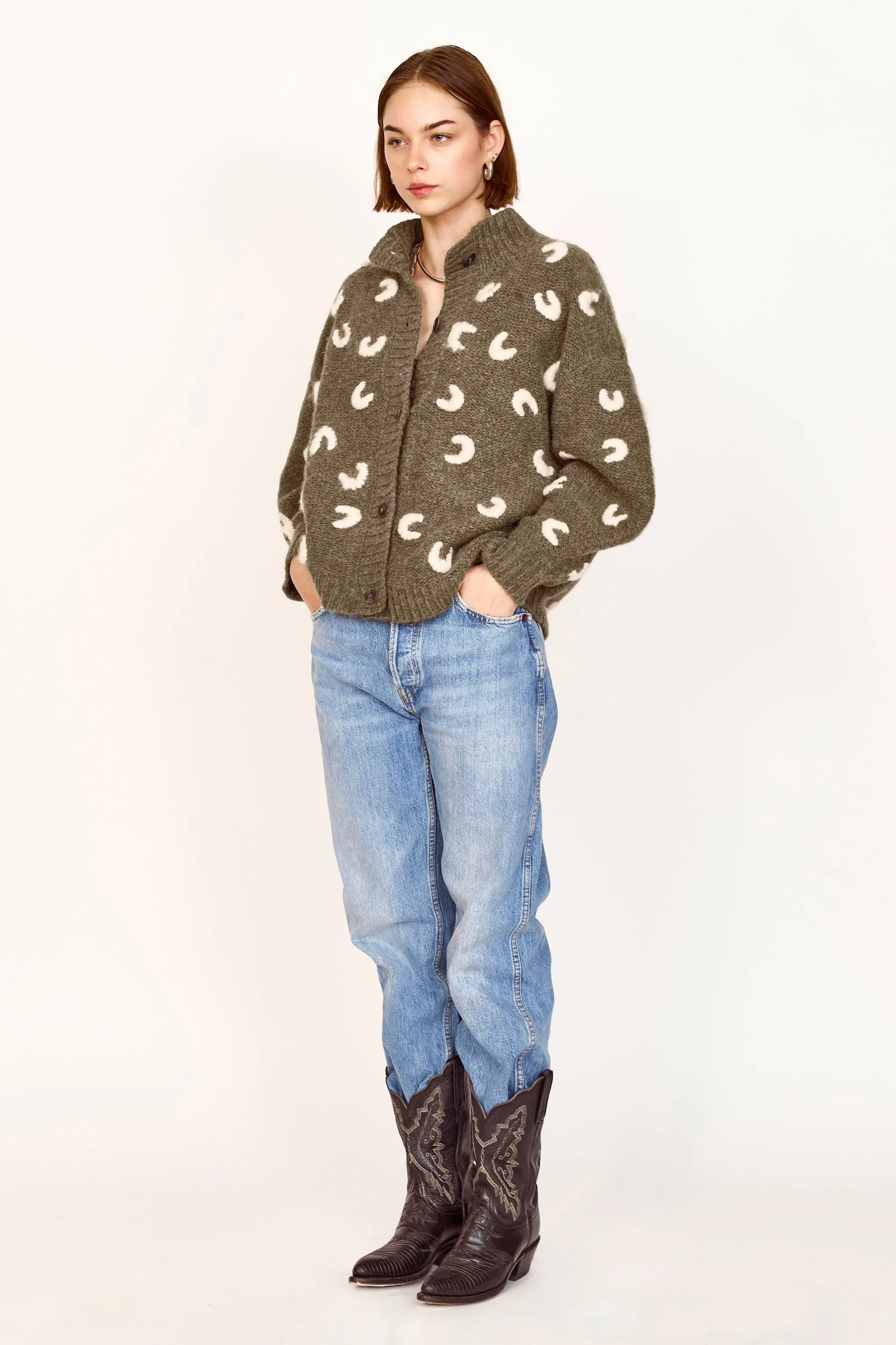 Cusco Croissant Cardigan in Olive/Ivory