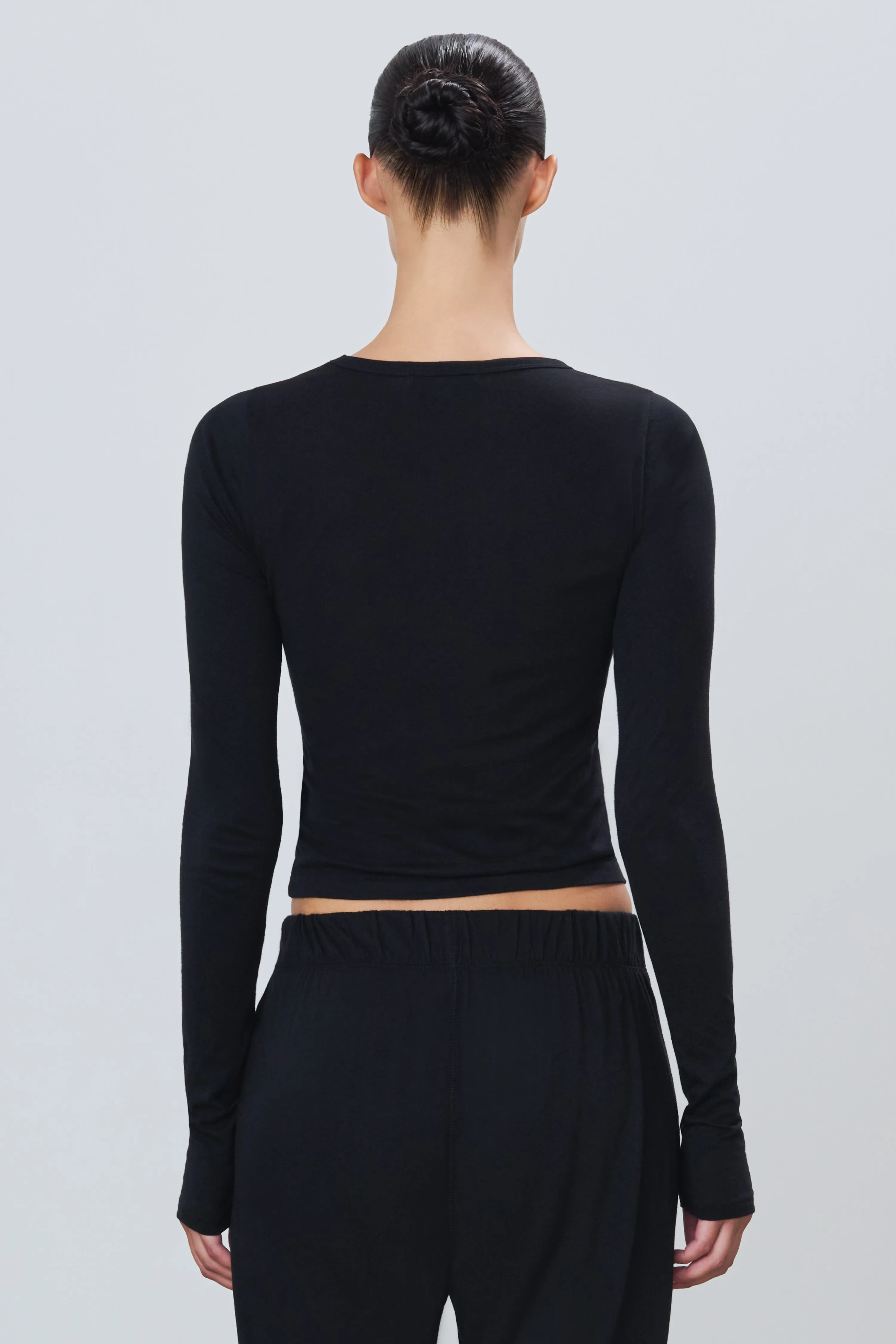 FITTED CREWNECK LONG SLEEVE T-SHIRT