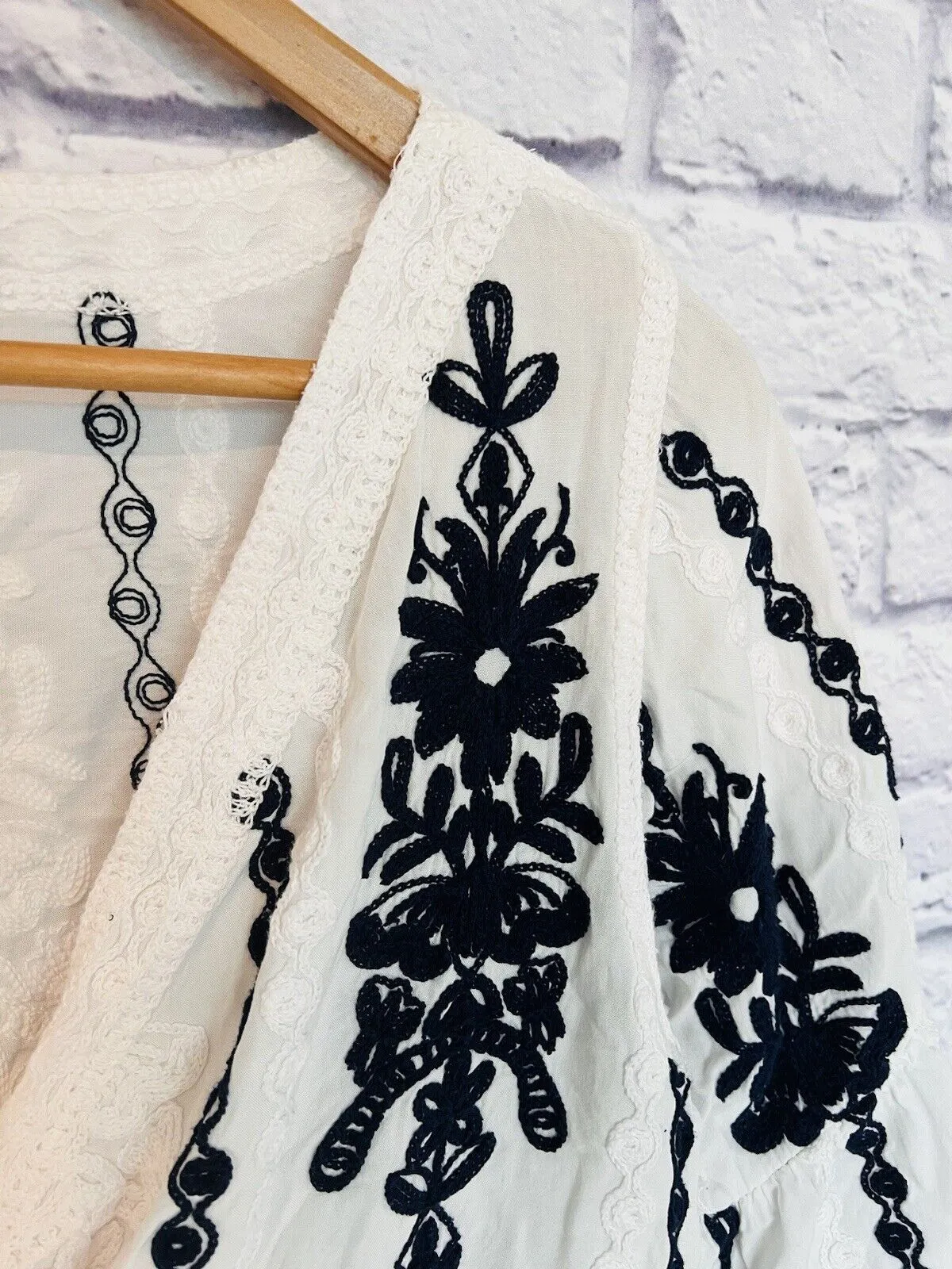KINDRED Embroidered Eyelet Blouse Sz L Babydoll 3/4 Sleeve Ruffled Pullover Top