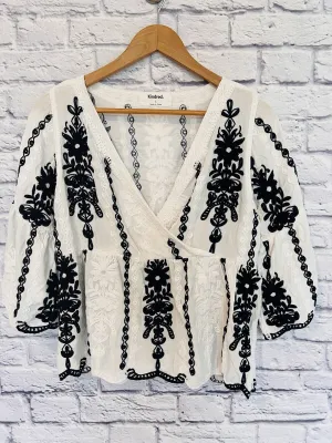 KINDRED Embroidered Eyelet Blouse Sz L Babydoll 3/4 Sleeve Ruffled Pullover Top