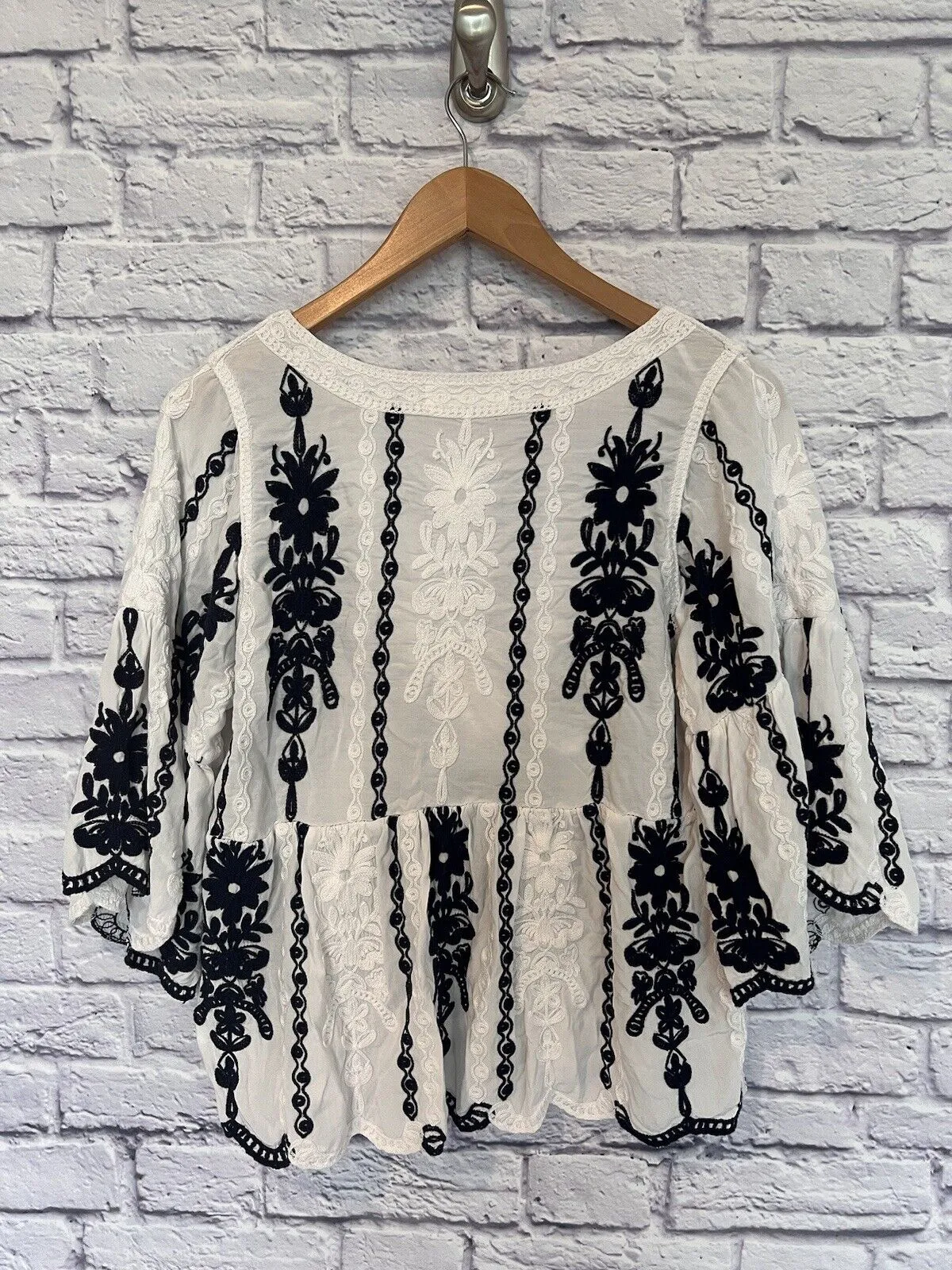 KINDRED Embroidered Eyelet Blouse Sz L Babydoll 3/4 Sleeve Ruffled Pullover Top