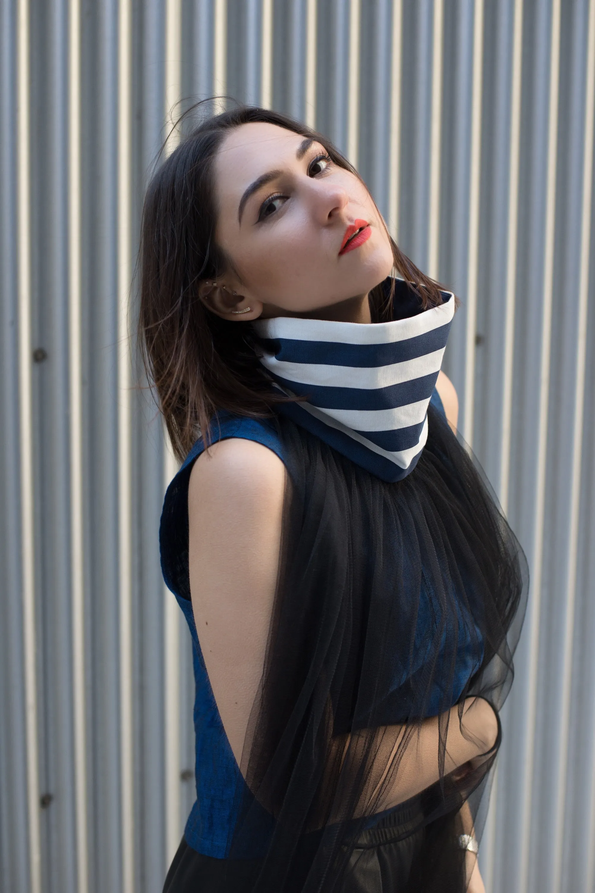 Linen top with detachable collar tulle