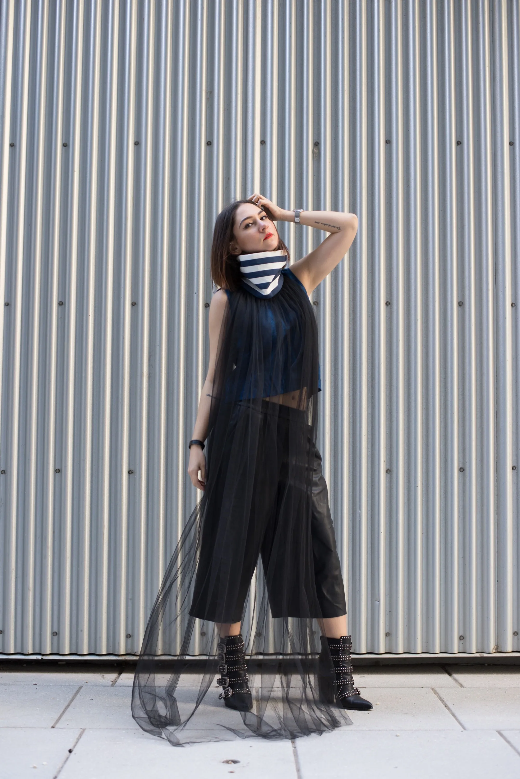 Linen top with detachable collar tulle