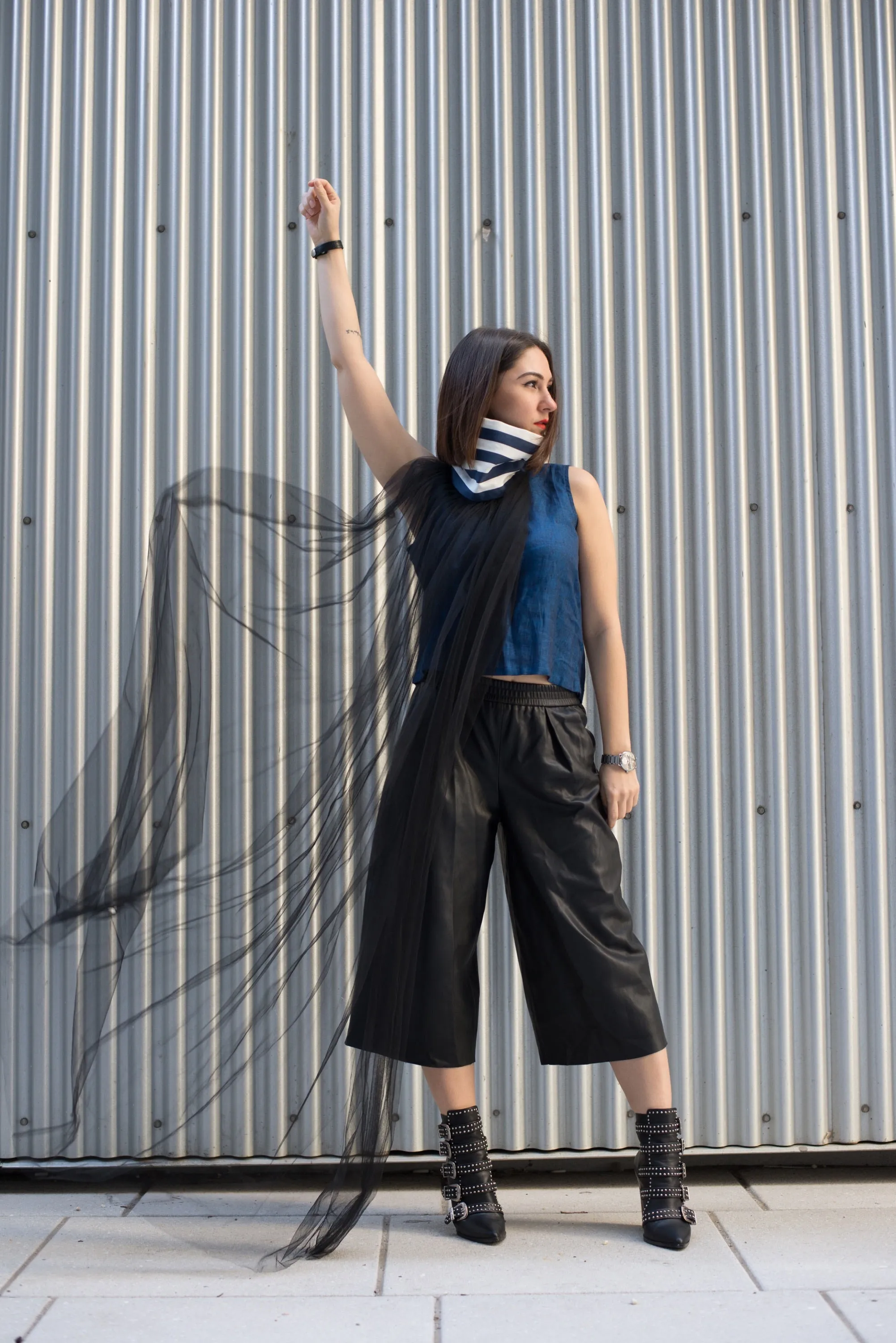 Linen top with detachable collar tulle