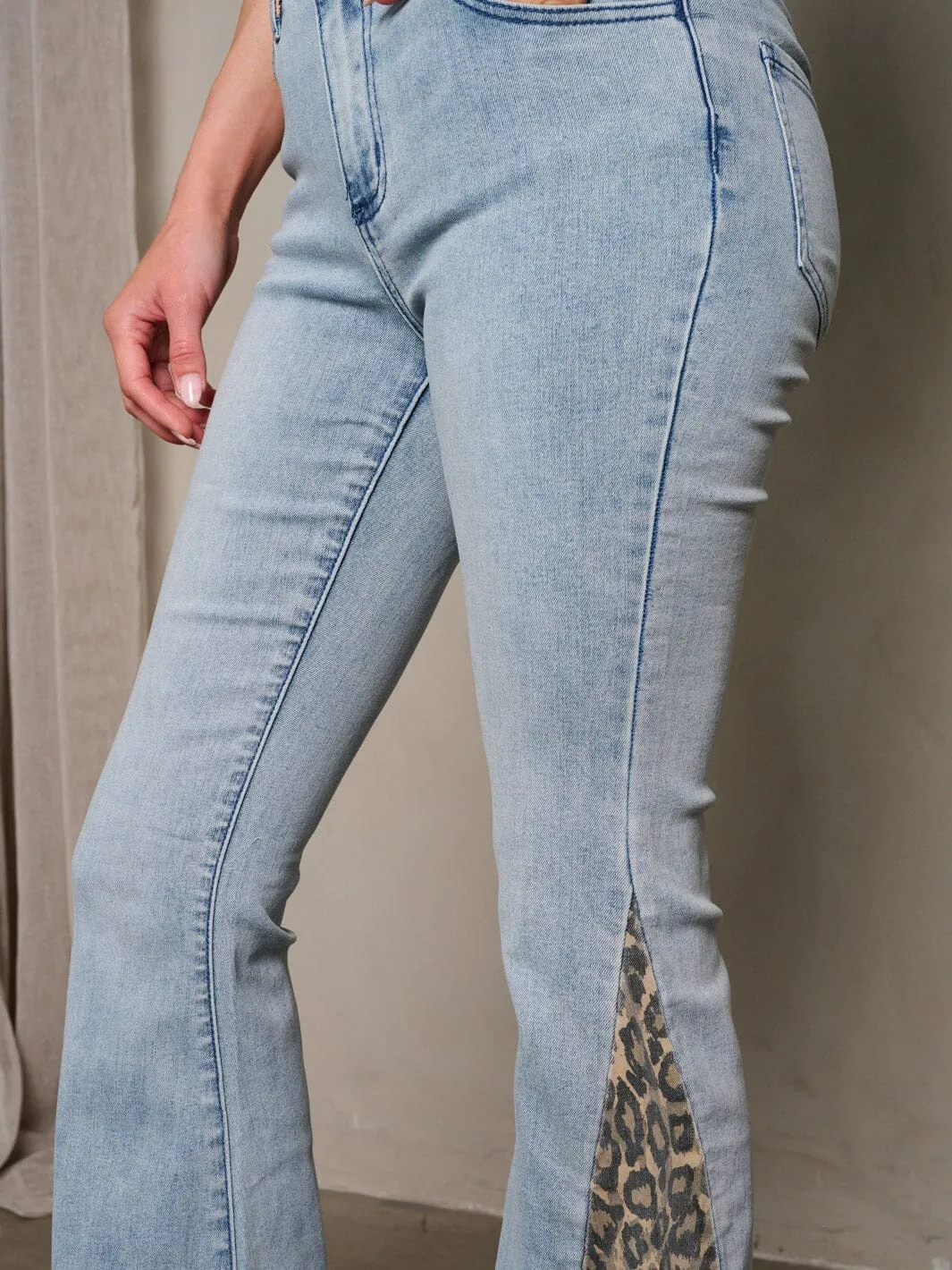 WOMEN'S BUTTON CLOSURE ANIMAL PRINT BELL BOTTOMS DENIM PANTS